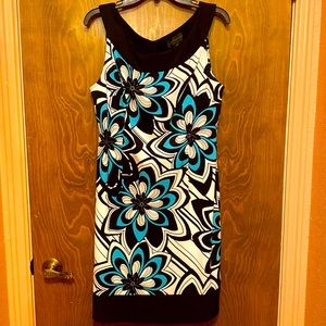 Sleeveless Large Floral Patterned Dress Featuring 2 Button Closure/Zipper Back